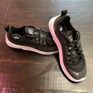 NWOT WOMENS NIKE AIR MAX ATHLETIC SHOES SIZE 8. Comes from a smoke free home.